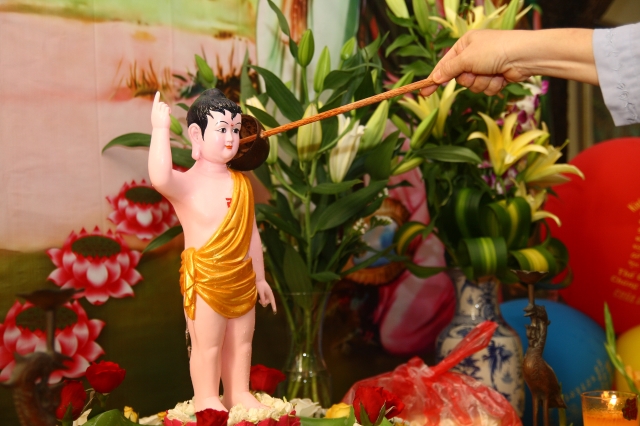 Chùm ảnh: Lễ tắm Phật tại chùa Giác Ngộ