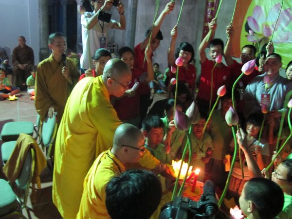 Hà Nội: Đêm tri ân và điều con muốn nói – Khóa tu tại chùa Nam Dư Thượng