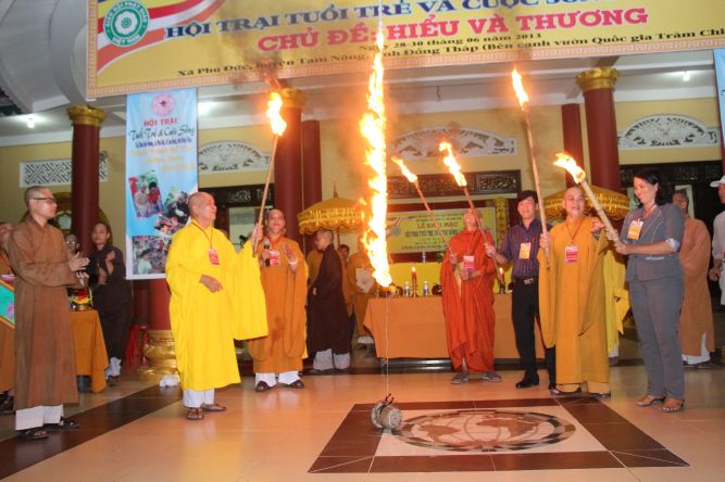 Đồng Tháp: Đêm thi thời trang và lửa trại hoành tráng của hội trại “Hiểu và Thương&quot;