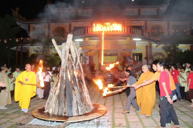 Đồng Tháp: Đêm thi thời trang và lửa trại hoành tráng của hội trại “Hiểu và Thương&quot;