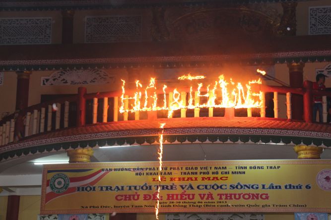 Đồng Tháp: Đêm thi thời trang và lửa trại hoành tráng của hội trại “Hiểu và Thương&quot;