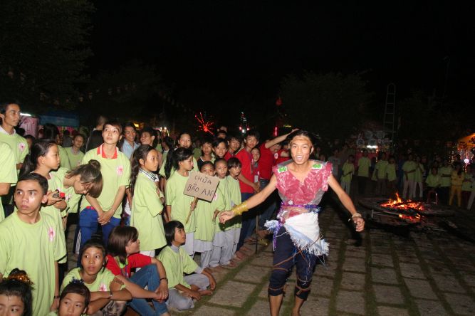Đồng Tháp: Đêm thi thời trang và lửa trại hoành tráng của hội trại “Hiểu và Thương&quot;