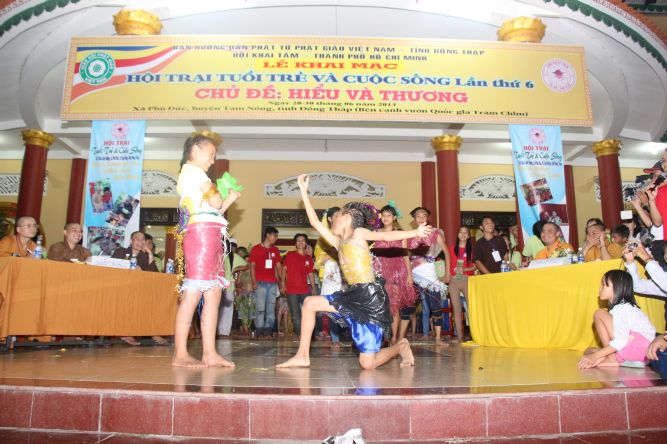 Đồng Tháp: Đêm thi thời trang và lửa trại hoành tráng của hội trại “Hiểu và Thương&quot;