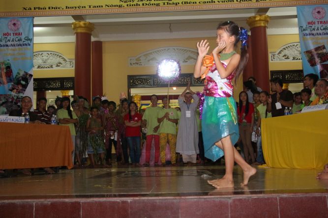 Đồng Tháp: Đêm thi thời trang và lửa trại hoành tráng của hội trại “Hiểu và Thương&quot;