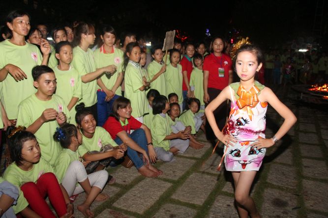 Đồng Tháp: Đêm thi thời trang và lửa trại hoành tráng của hội trại “Hiểu và Thương&quot;