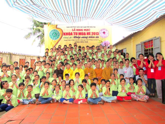 Bến Tre: Chùm ảnh cuộc thi tô tranh hình đức Phật tại khóa tu “Thắp sàng niềm tin”