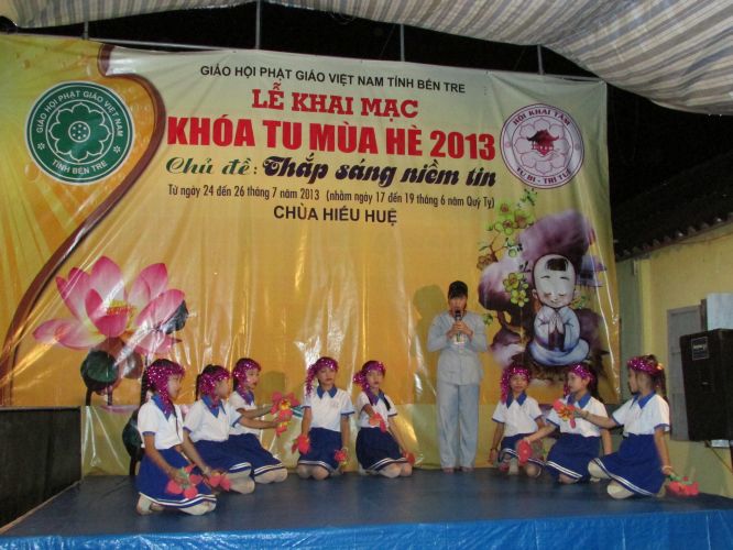 Bến Tre: Sôi động đêm thi thời trang, văn nghệ tại khóa tu “Thắp sáng niềm tin”