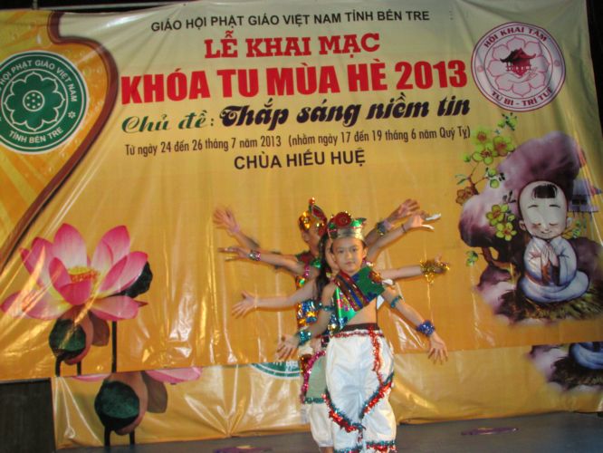 Bến Tre: Sôi động đêm thi thời trang, văn nghệ tại khóa tu “Thắp sáng niềm tin”