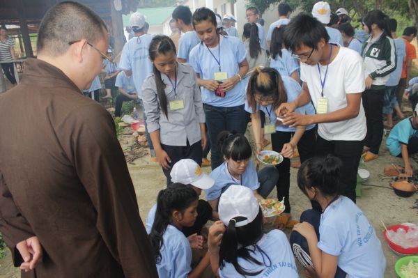 Buôn Mê: Bửa cơm yêu thương tại khóa tu Thiện Tài Đồng Tử