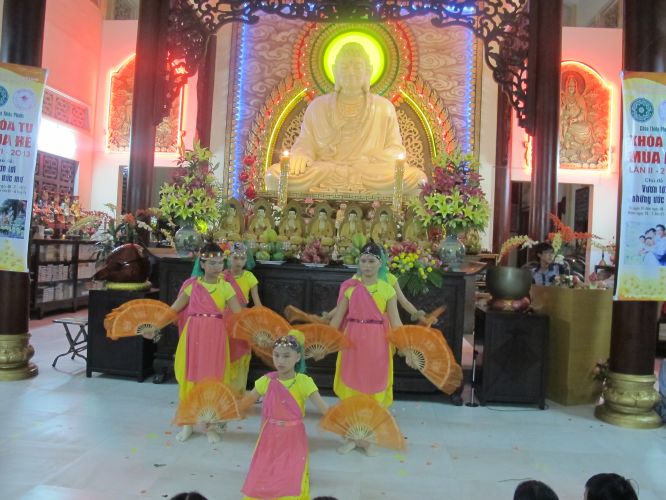 Tiền Giang: Đêm biểu diễn thời trang và văn nghệ tại khóa tu “Vươn tới những ước mơ”