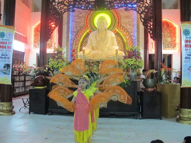 Tiền Giang: Đêm biểu diễn thời trang và văn nghệ tại khóa tu “Vươn tới những ước mơ”