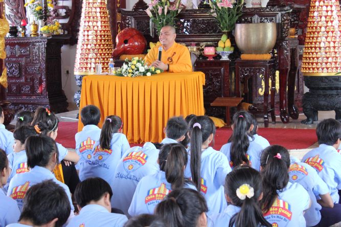 Khánh Hòa: ĐĐ. Thích Lệ Minh và pháp thoại “Tình thương” tại khóa tu “Ơn nghĩa sinh thành”
