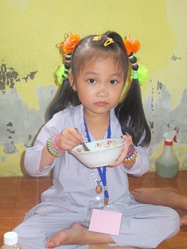 Bến Tre: Chùm ảnh cuộc thi tô tranh hình đức Phật tại khóa tu “Thắp sàng niềm tin”