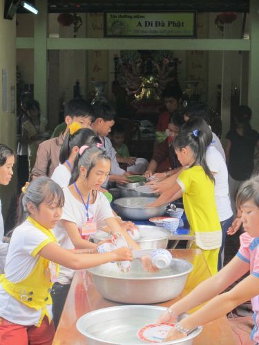 Bến Tre: Chùm ảnh cuộc thi tô tranh hình đức Phật tại khóa tu “Thắp sàng niềm tin”