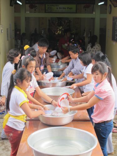 Bến Tre: Chùm ảnh cuộc thi tô tranh hình đức Phật tại khóa tu “Thắp sàng niềm tin”