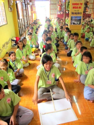 Bến Tre: Chùm ảnh cuộc thi tô tranh hình đức Phật tại khóa tu “Thắp sàng niềm tin”