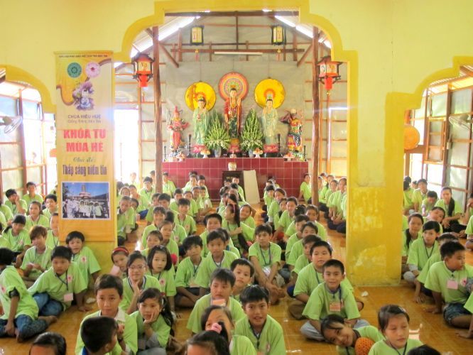 Bến Tre: Chùm ảnh cuộc thi tô tranh hình đức Phật tại khóa tu “Thắp sàng niềm tin”