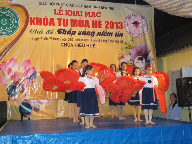 Bến Tre: Sôi động đêm thi thời trang, văn nghệ tại khóa tu “Thắp sáng niềm tin”