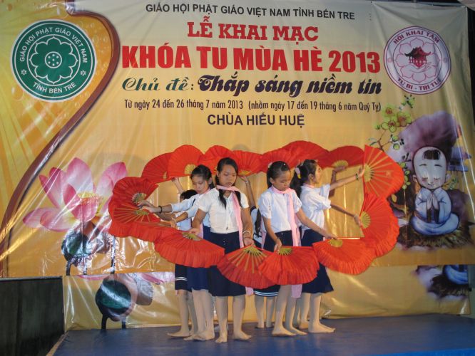 Bến Tre: Sôi động đêm thi thời trang, văn nghệ tại khóa tu “Thắp sáng niềm tin”