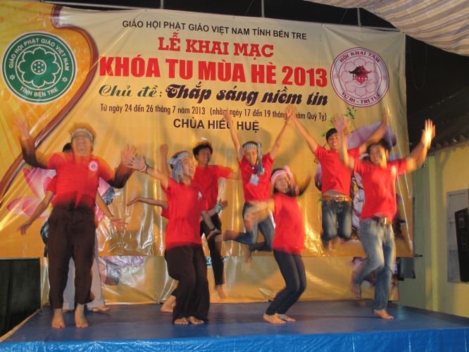 Bến Tre: Sôi động đêm thi thời trang, văn nghệ tại khóa tu “Thắp sáng niềm tin”