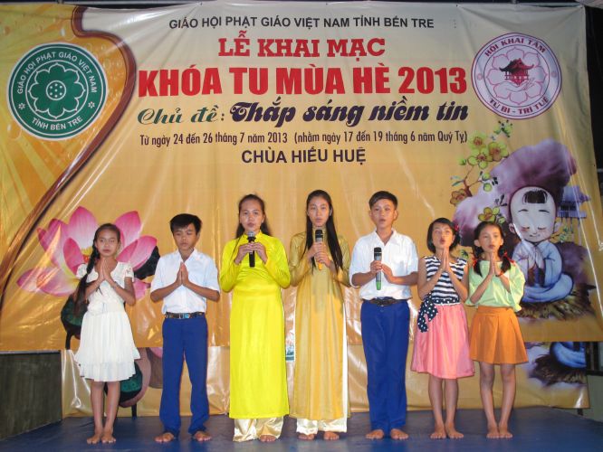 Bến Tre: Sôi động đêm thi thời trang, văn nghệ tại khóa tu “Thắp sáng niềm tin”