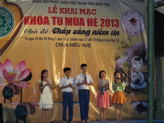 Bến Tre: Sôi động đêm thi thời trang, văn nghệ tại khóa tu “Thắp sáng niềm tin”