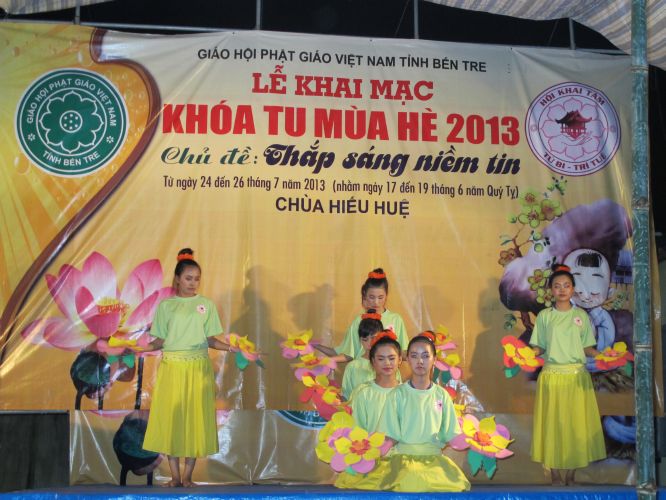 Bến Tre: Sôi động đêm thi thời trang, văn nghệ tại khóa tu “Thắp sáng niềm tin”