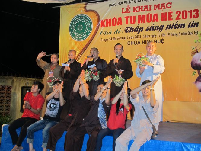 Bến Tre: Sôi động đêm thi thời trang, văn nghệ tại khóa tu “Thắp sáng niềm tin”