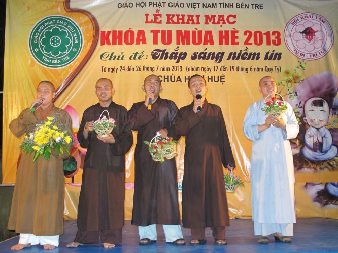 Bến Tre: Sôi động đêm thi thời trang, văn nghệ tại khóa tu “Thắp sáng niềm tin”