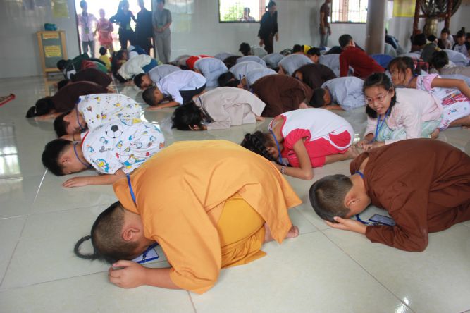 Long An: Bài học đầu tiên khi người Phật tử đến chùa tại khóa tu “Sống và Khát Vọng”