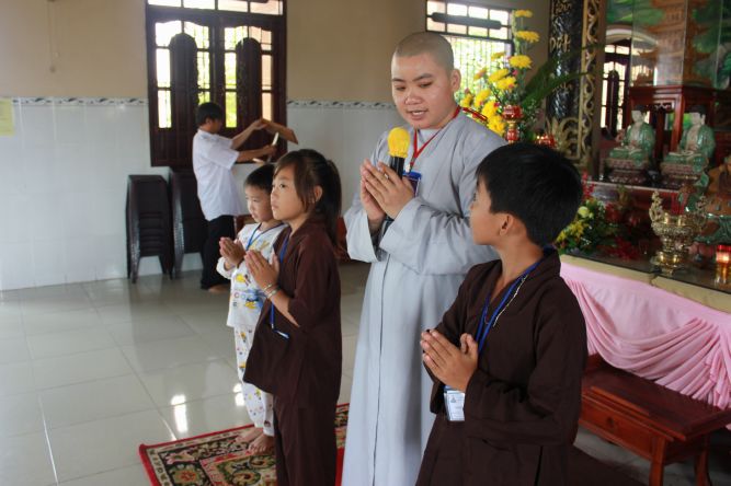 Long An: Bài học đầu tiên khi người Phật tử đến chùa tại khóa tu “Sống và Khát Vọng”