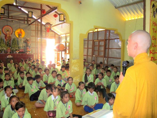 Bến Tre: Cánh thư gửi mẹ tại khóa tu “Thắp sáng niềm tin”