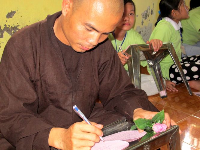 Bến Tre: Cánh thư gửi mẹ tại khóa tu “Thắp sáng niềm tin”