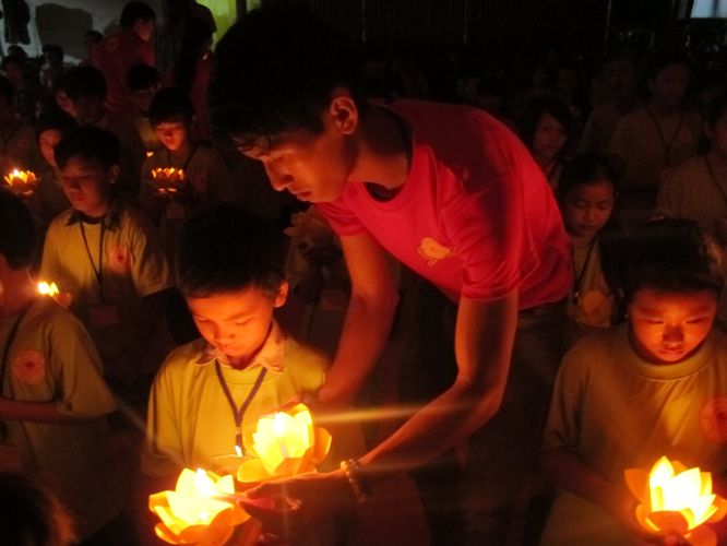 Bến Tre: Đốt đèn trời thương nhớ về cha mẹ tại khóa tu “Thắp sáng niềm tin”