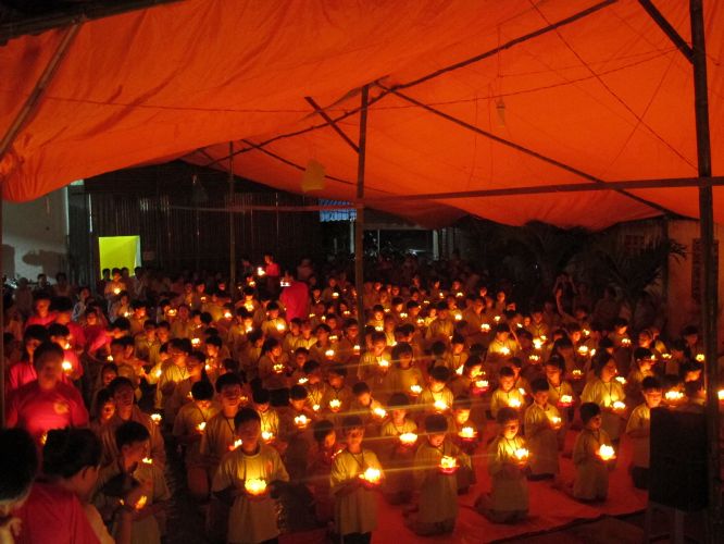 Bến Tre: Đốt đèn trời thương nhớ về cha mẹ tại khóa tu “Thắp sáng niềm tin”