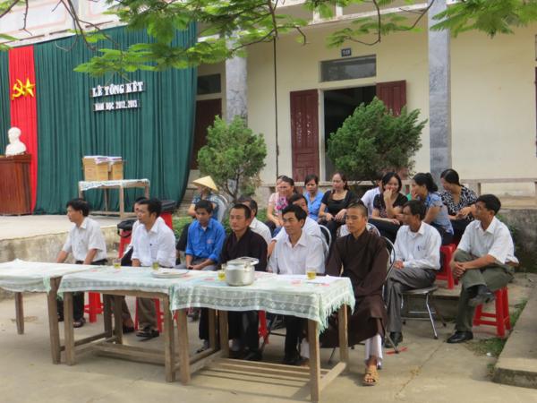 Nghệ An: Chùa Chí Linh tặng quà Tết thiếu nhi cho các cháu khuyết tất, mồ côi