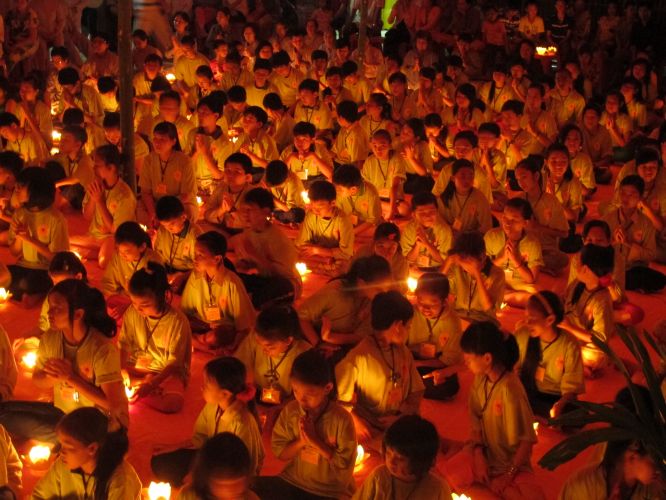 Bến Tre: Đốt đèn trời thương nhớ về cha mẹ tại khóa tu “Thắp sáng niềm tin”