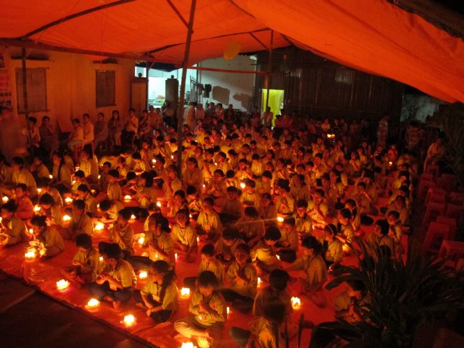 Bến Tre: Đốt đèn trời thương nhớ về cha mẹ tại khóa tu “Thắp sáng niềm tin”