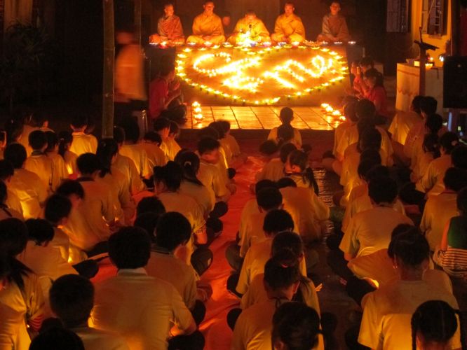 Bến Tre: Đốt đèn trời thương nhớ về cha mẹ tại khóa tu “Thắp sáng niềm tin”