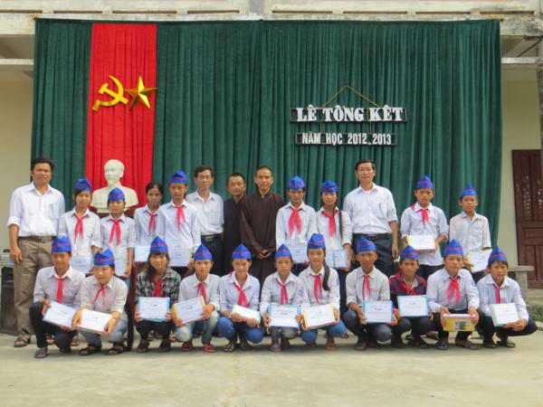 Nghệ An: Chùa Chí Linh tặng quà Tết thiếu nhi cho các cháu khuyết tất, mồ côi