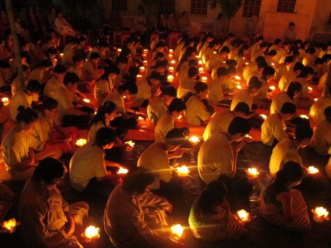 Bến Tre: Đốt đèn trời thương nhớ về cha mẹ tại khóa tu “Thắp sáng niềm tin”