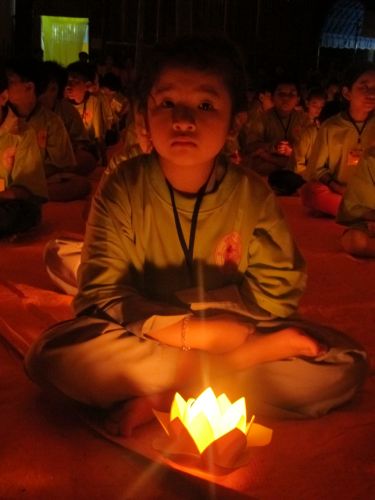 Bến Tre: Đốt đèn trời thương nhớ về cha mẹ tại khóa tu “Thắp sáng niềm tin”