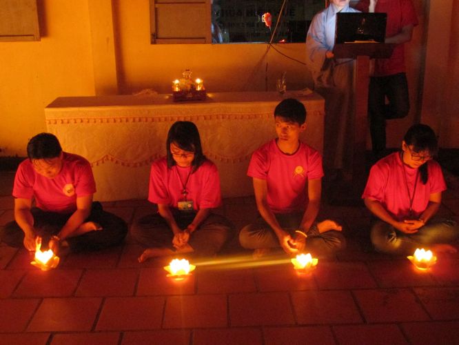 Bến Tre: Đốt đèn trời thương nhớ về cha mẹ tại khóa tu “Thắp sáng niềm tin”