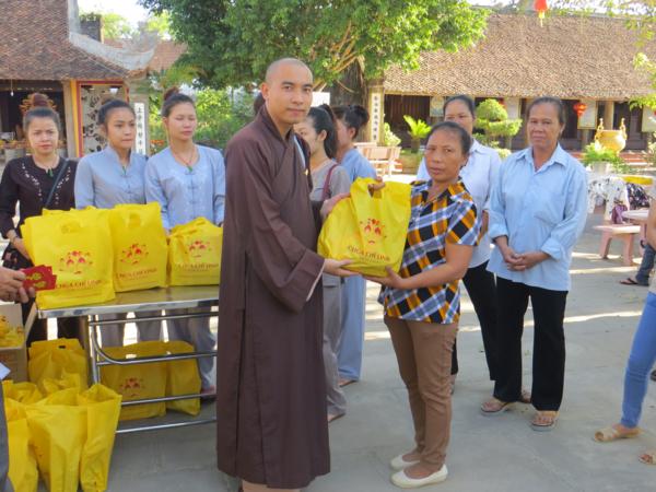 Nghệ An: Chùa Chí Linh tặng quà Tết thiếu nhi cho các cháu khuyết tất, mồ côi