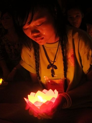 Bến Tre: Đốt đèn trời thương nhớ về cha mẹ tại khóa tu “Thắp sáng niềm tin”