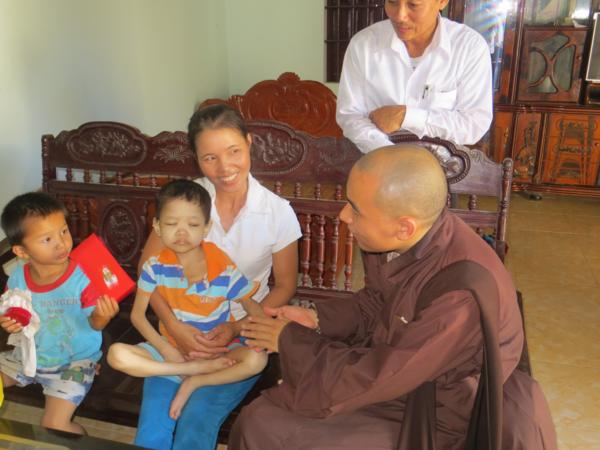 Nghệ An: Chùa Chí Linh tặng quà Tết thiếu nhi cho các cháu khuyết tất, mồ côi