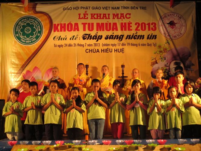 Bến Tre: Đốt đèn trời thương nhớ về cha mẹ tại khóa tu “Thắp sáng niềm tin”