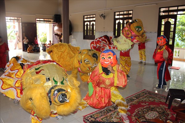 Chư Tăng Chùa Khánh Ninh viếng thăm và chúc phúc Phật tử thiết lễ đài Phật Đản tại Tư gia