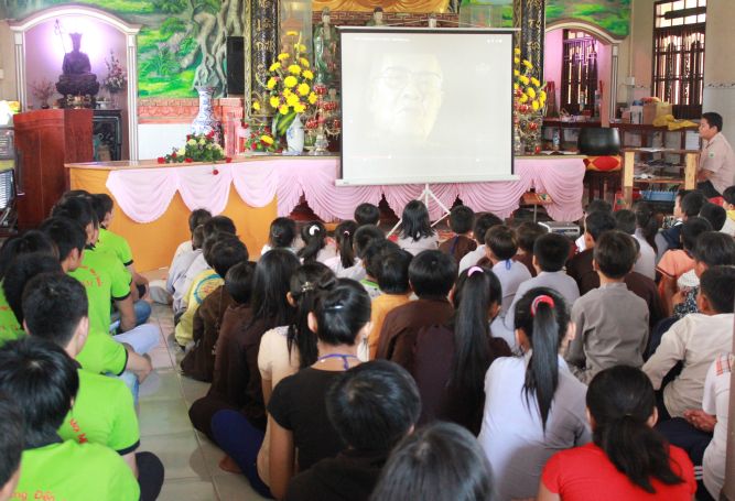 Long An: Talkshow “Những nhân vật đáng kính trong cuộc đời” tại khóa tu “Sống và Khát Vọng”