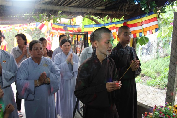 Chư Tăng Chùa Khánh Ninh viếng thăm và chúc phúc Phật tử thiết lễ đài Phật Đản tại Tư gia